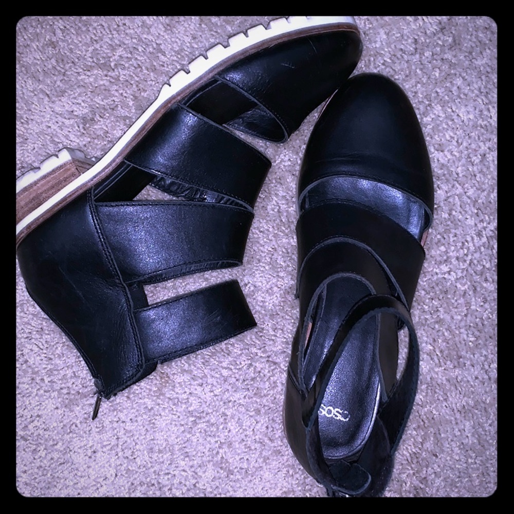 Strait black flat shoes